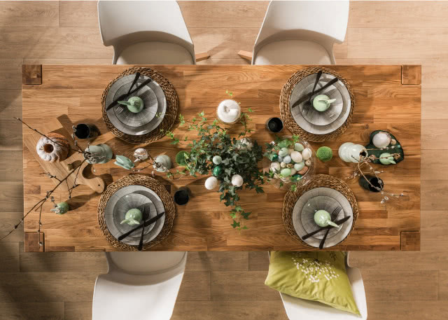 stół FREDI,  krzesła, poduszka, zastawa stołowa, wielkanocne ozdoby, sztućce