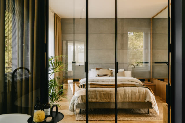 Przeszklona ścianka oddzielająca sypialnię od łazienki