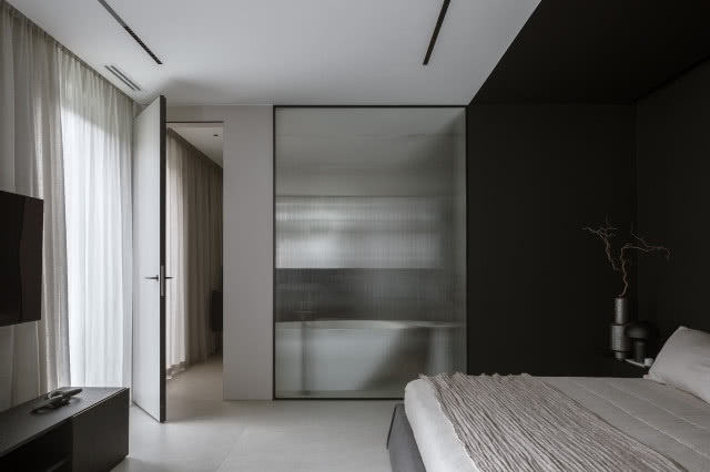 szklana ścianka z ryflowanego szkła w sypialni