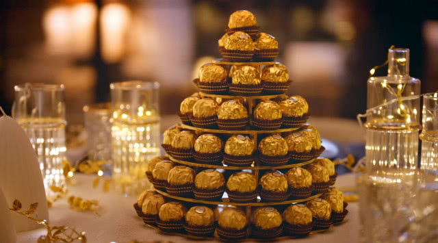 Złota piramida z pralin Ferrero Rocher 