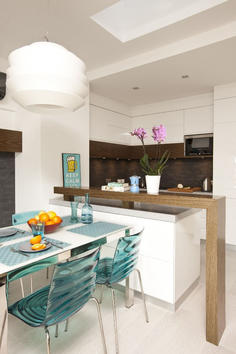 Podłoga to panele drewniane w kolorze dąb...