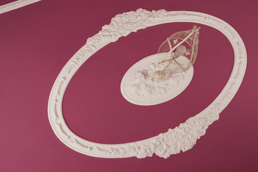 Sufit niedzisiejszy, bo ozdobiony misterną...