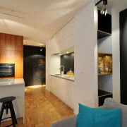 Na głównej ścianie salonu niezwykła kompozycja:...