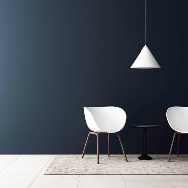 Lampy wiszące Konko, białe fotele na drewnianych nogach, czarny okrągły stolik kawowy, dywan, białą lampa sufitowa, granatowa ściana