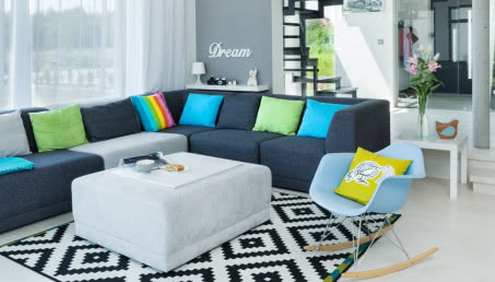 Kolorowe dodatki na neutralnym tle - wnętrze, które się nie znudzi