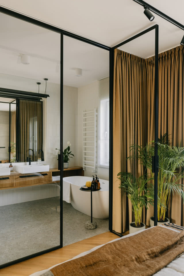 Przeszklona ścianka oddzielająca sypialnię od łazienki