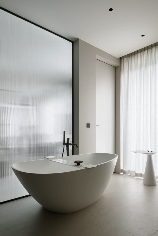 Łazienka z wanną wolnostojącą przy sypialni