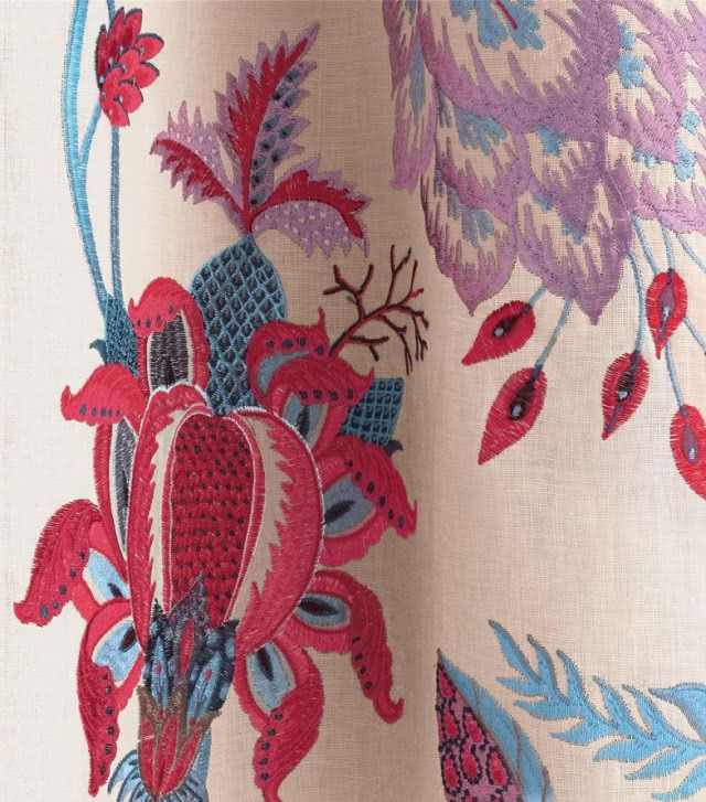 Haftowana tkanina zasłonowa Beauregard, 77% lnu i 23% wiskozy, szer. 124 cm, Manuel Canovas, IMPRESJE HOME COLLECTION, 921 zł/m.b.