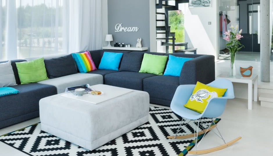 Kolorowe dodatki na neutralnym tle - wnętrze, które się nie znudzi