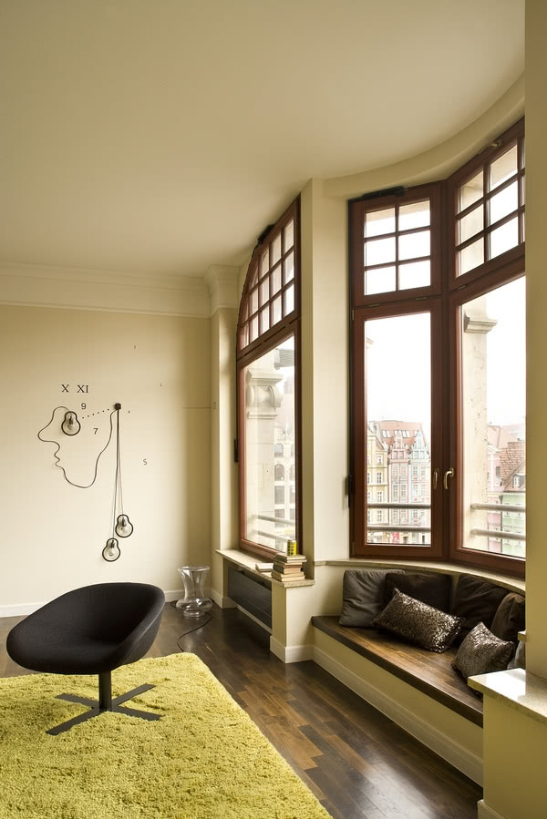 Stylowe okna za szprosami przypominają, ze...