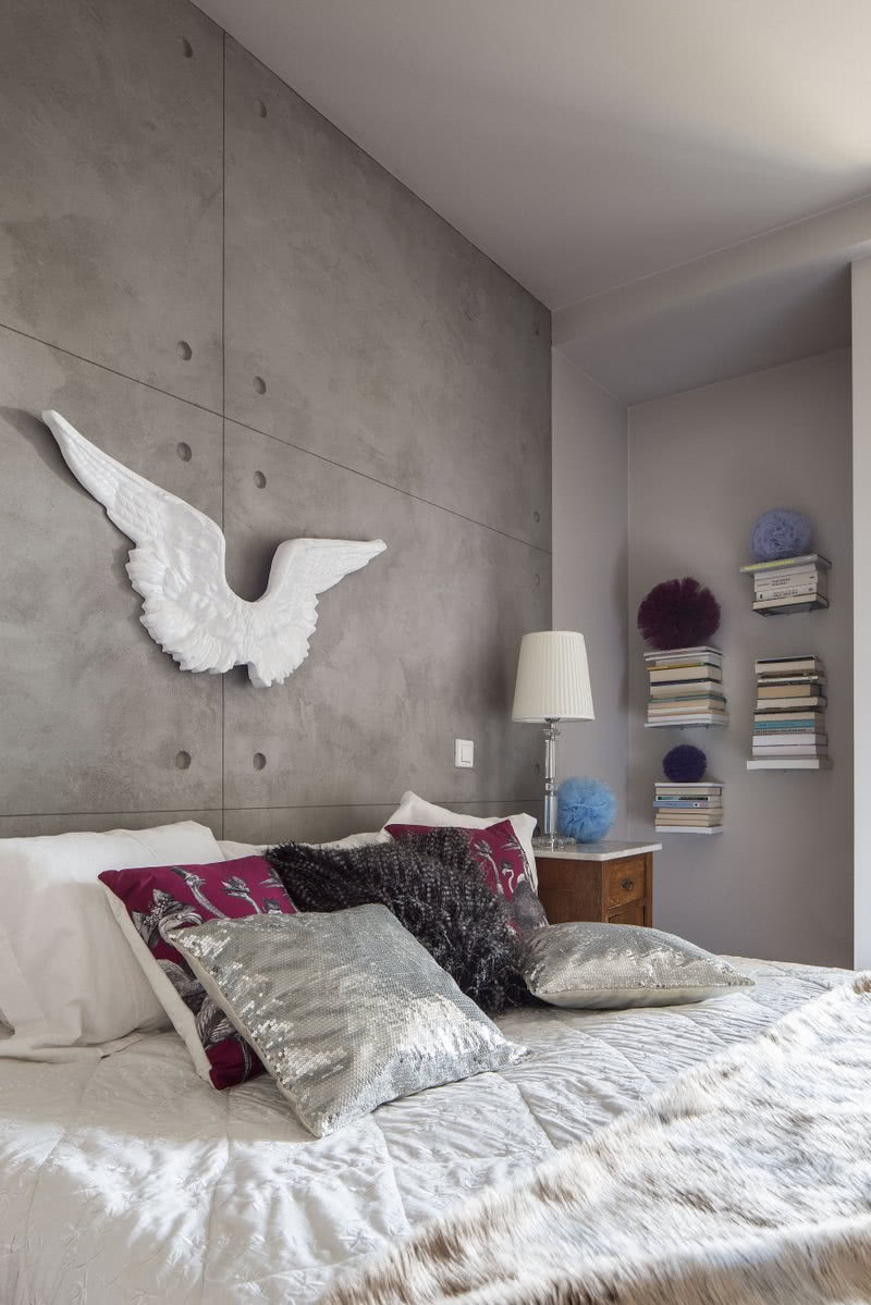 Anielskie skrzydła na betonowej ścianie -...