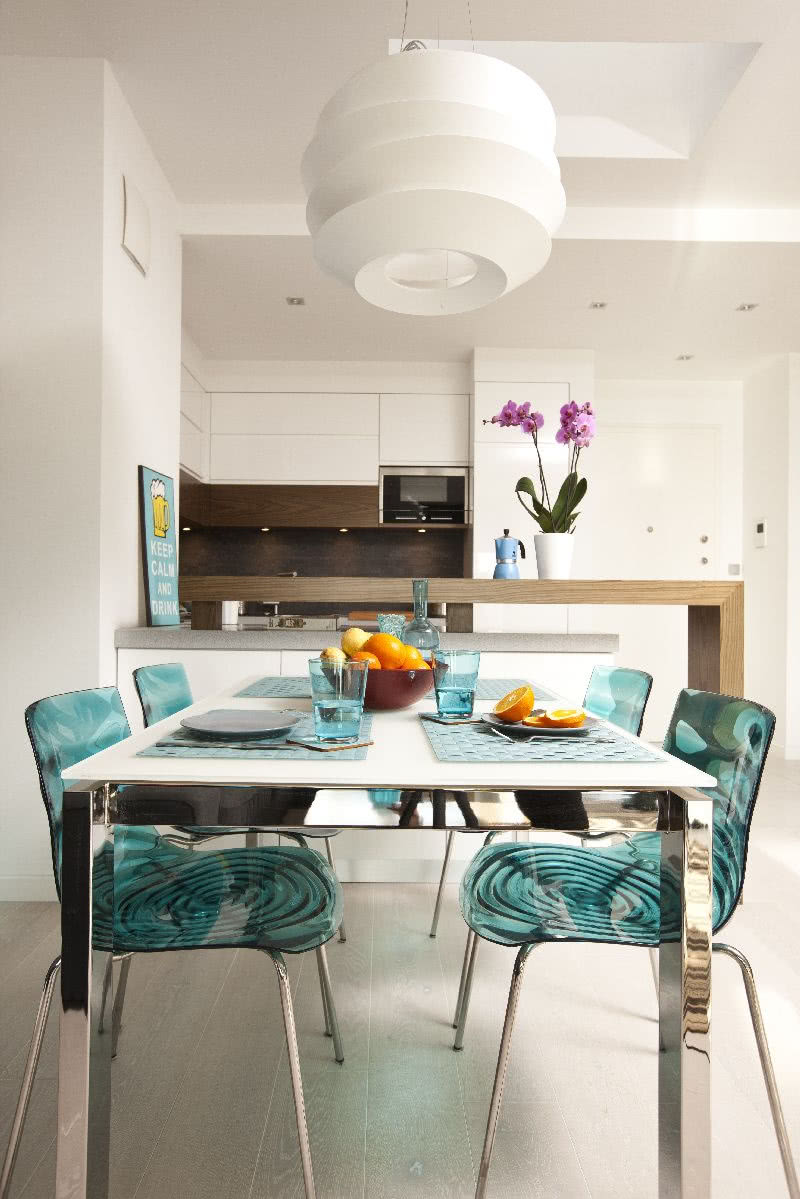 Jadalnia - kuchnię oddziela od przestrzeni...