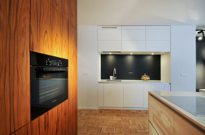 We wnęce w białej zabudowie znajduje się...