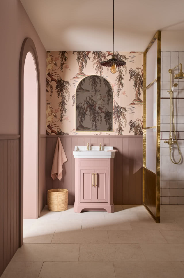 pudrowa łazienka z tapetą w roślinny wzór