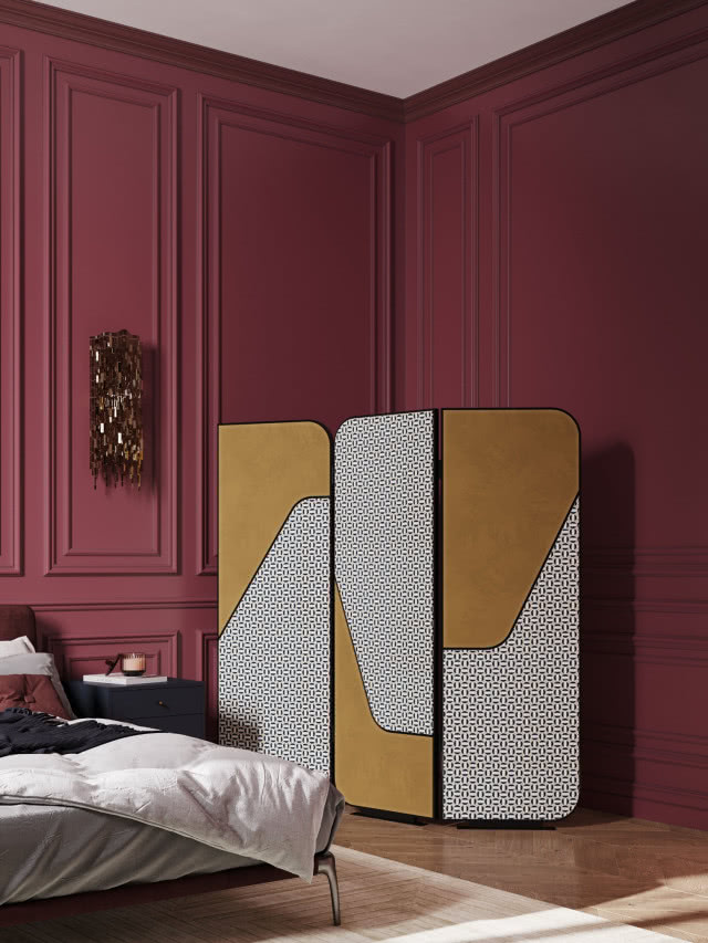 burgundowa ściana i biało-musztardowy parawan