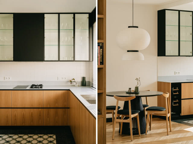 Drewniana kuchnia z czarnymi szafkami górnymi i szkłem
