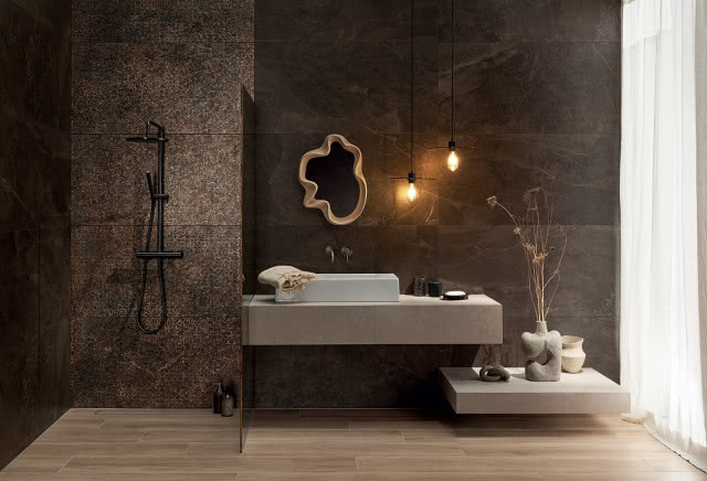 brązowe płyty wieloformatowe, biała umywalka nablatowa, lustro, kabina prysznicowa, czarna deszczownica