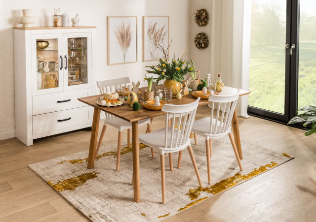 dębowy stół DORIA, krzesła, ozdoby wielkanocne, zastawa stołowa sztućce, obrazy, witryna, dywan, okno balkonowe