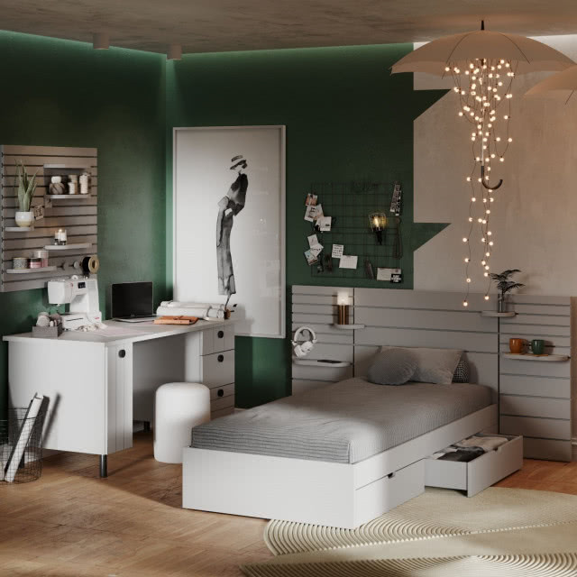 pokój z zielonymi ścianami, na ich tle białe meble