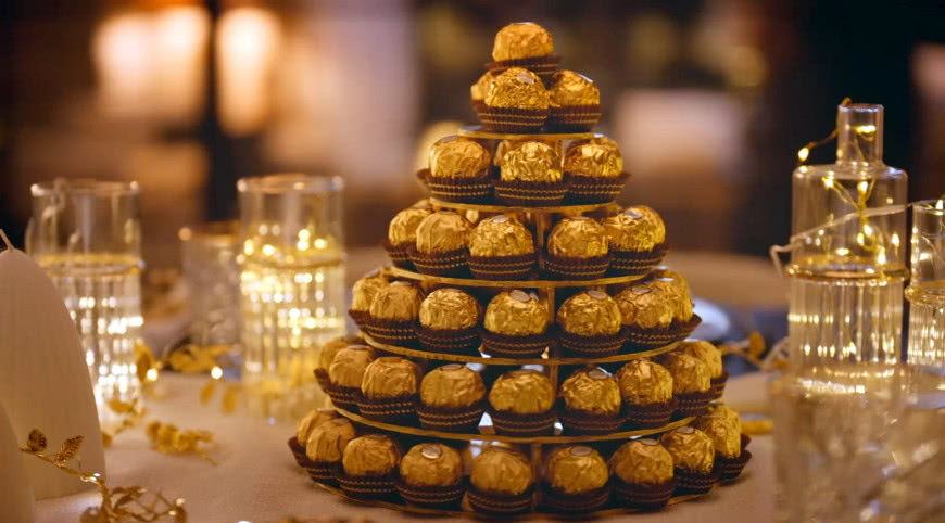 Złota piramida z pralin Ferrero Rocher