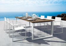 Białe meble - stół i krzesła 