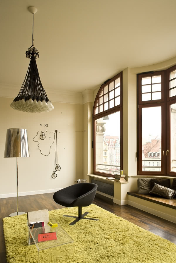 Nowoczesny design w kamienicy: fotel Mart...