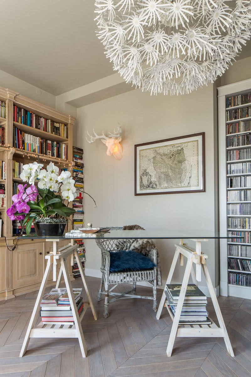 W bibliotece tradycyjne biurko zastąpił szklany...