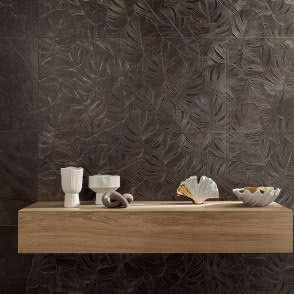 brązowe płyty wieloformatowe, biała umywalka nablatowa, lustro, kabina prysznicowa, czarna deszczownica