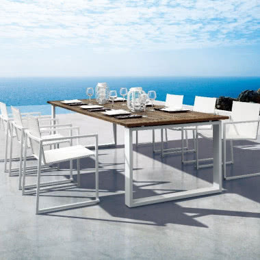 Białe meble - stół i krzesła