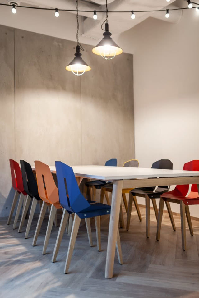 Kolorowe krzesła do biura