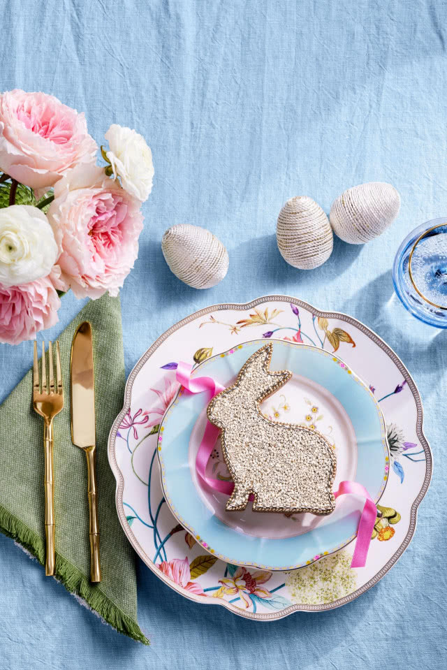 talerze na niebieskim obrusie na wielkanocnych stołach