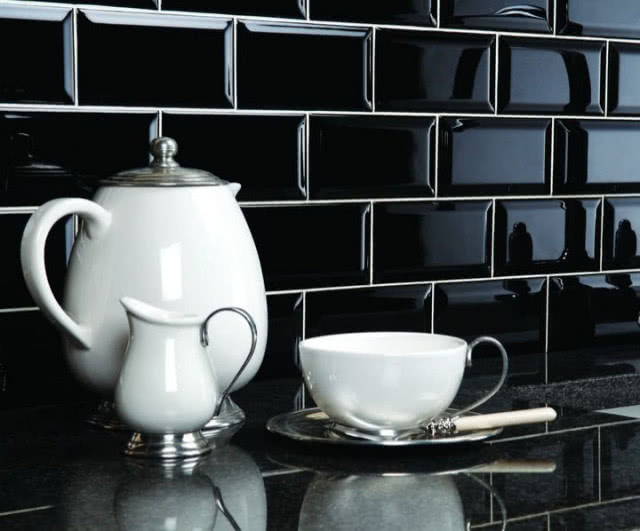 Czarne prostokątne płytki Metro z kolekcji Artworks, wymiary 15,2 x 7,5 cm, inspirowane płytkami z paryskiego metra z 1903 roku, Original Style, ART DE VIVRE biała porcelana