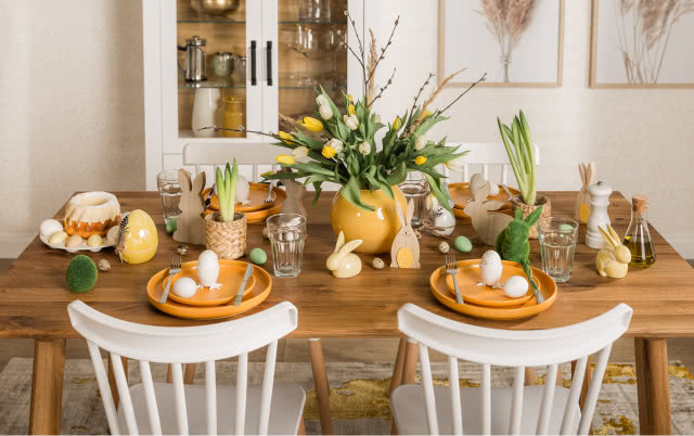 dębowy stół DORIA, krzesła, ozdoby wielkanocne, zastawa stołowa sztućce, obrazy, witryna, dywan, okno balkonowe