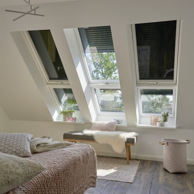 okna dachowe, osłony okienne, rolety, ławka pod oknem, kosz, duże łóżko w sypialni