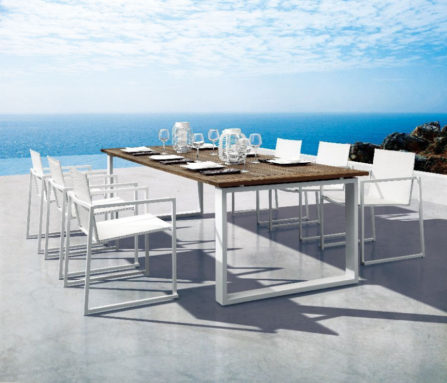 Białe meble - stół i krzesła