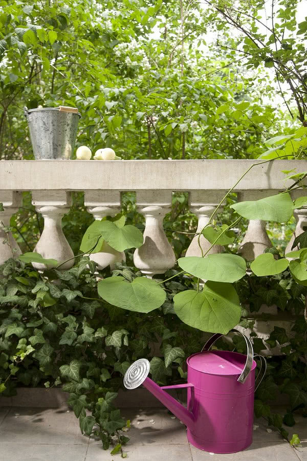 Zatopiony w zieleni ogrodu ganek otacza stylowa...