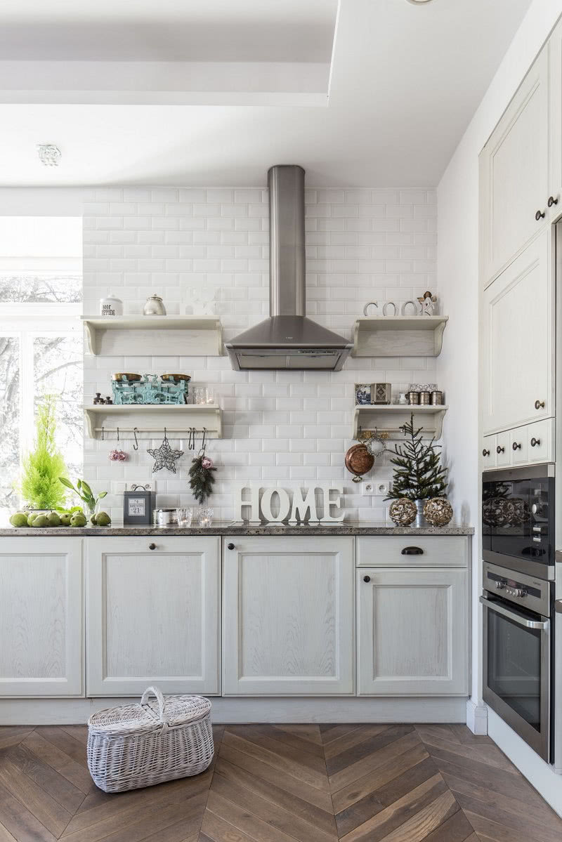 Praktycznej kuchni lekkości dodaje brak szafek...