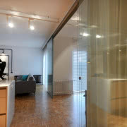 Na głównej ścianie salonu niezwykła kompozycja:...