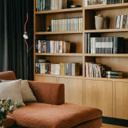 Szklany dom pod Warszawą. Tu króluje drewno!