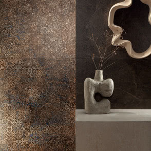 brązowe płyty wieloformatowe, biała umywalka nablatowa, lustro, kabina prysznicowa, czarna deszczownica