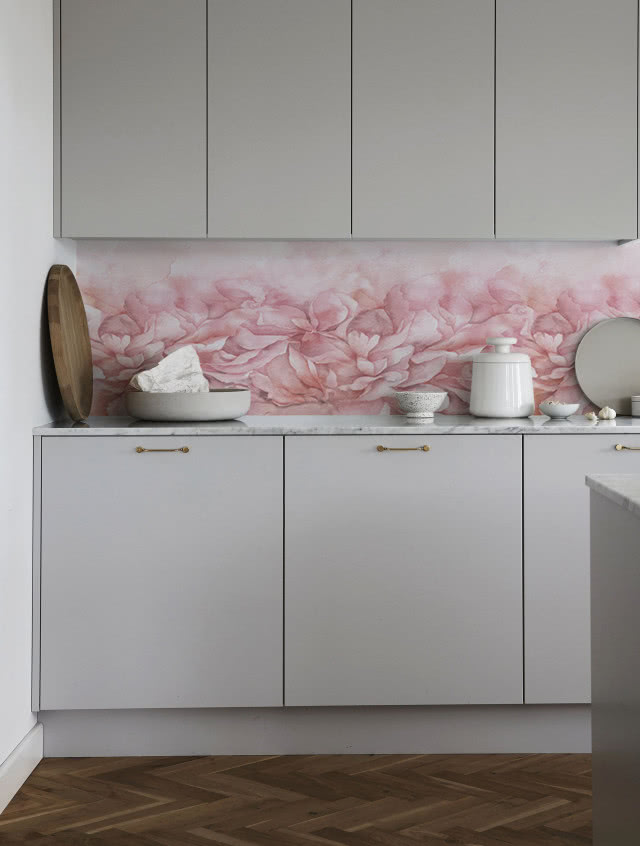 Tapeta pomiędzy szafkami w kuchni z motywem kwiatów.