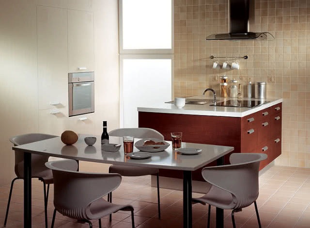 Przypominające łupany kamień płytki ścienne Ałtaj nadają kuchni styl loftu.