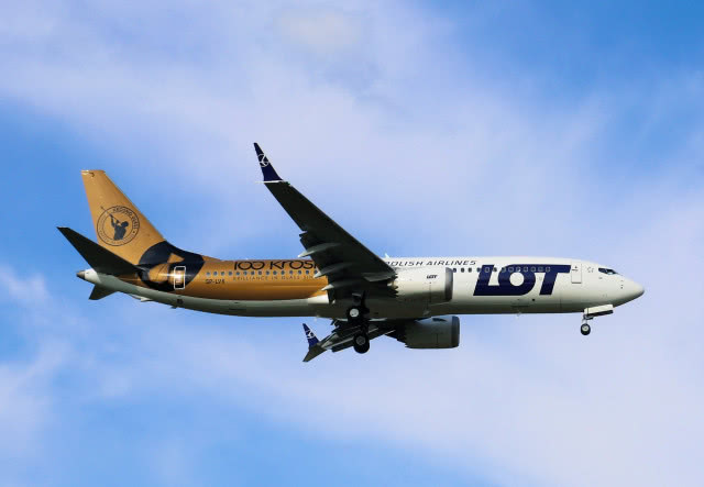 Boeing 737 MAX 8 LOT w jubileuszowych barwach KROSNO
