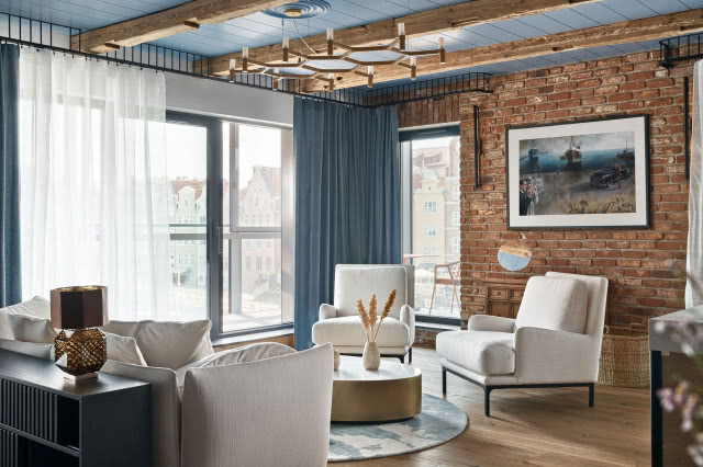 ceglana ściana w salonie