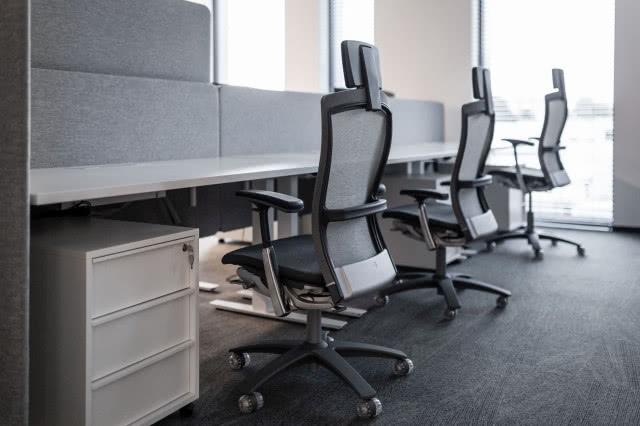 Specjalistyczne krzesła i biurko do biura