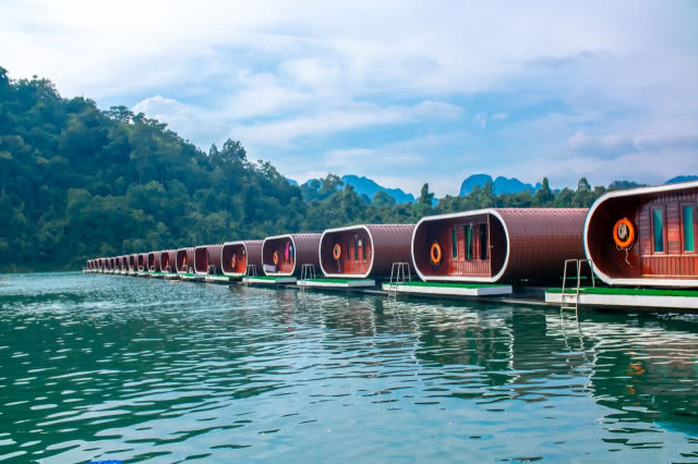 widok z poziomy wody na domki