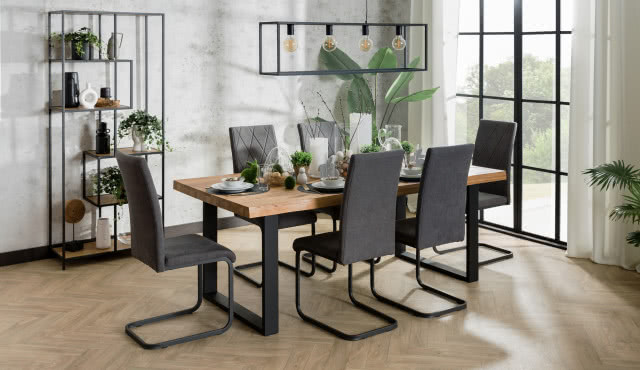 stół Monti, metalowe nogi, krzesła z metalowymi nogami, zastawa stołowa, ozdoby wielkanocne, okno balkonowe, wazony, drewniana podłoga