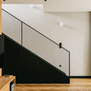 Szklany dom pod Warszawą. Tu króluje drewno!