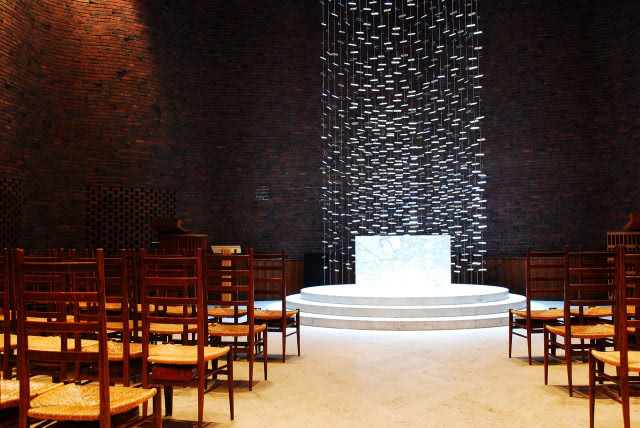 kaplica ze świetlikiem nad ołtarzem