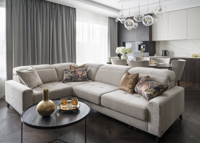 Narożna kanapa ustawiona w środku salonu